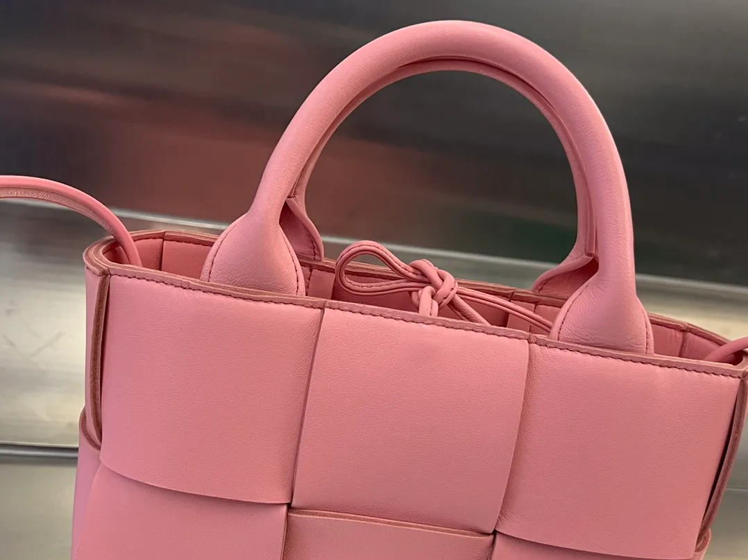 #BV 2023 new Candy Arco🎈729029 This time it not only holds the cute🍬 but also puts down the mobile phone. It is particularly mini and pocket-friendly. I really can’t resist it [Love]. The body of the bag is made of sheepskin. It is wear-resistant and durable. There is a detachable inner bag inside. It has a small and cute design style that can be worn cross-body or hand-held. It can be used for daily commuting and leisure. The capacity is definitely enough for all daily items. The size is suitable for everyone. You really can’t miss such a cute bag [Celebration] Size: 20x13x7 P1800